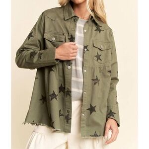 DAVI & DANI Star Print Frayed Babydoll Army Green Jacket